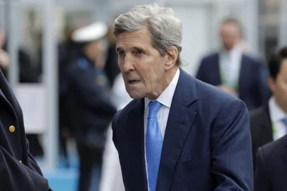 The US Special Presidential Envoy for Climate John Kerry (L) arrives at the Bayerischer Hof hotel, venue of the Munich Security Conference (MSC) in Munich, southern Germany, before the start of the conference on February 17, 2023. - The Munich Security Conference running from February 17 to 19, 2023 brings world leaders together ahead of the first anniversary of Russia's invasion of Ukraine as Kyiv steps up pleas for more weapons. (Photo by Odd ANDERSEN / AFP)Editoria: POLLocal: MunichIndexador: ODD ANDERSENSecao: national securityFonte: AFPFotógrafo: STF<!-- NICAID(15359940) -->