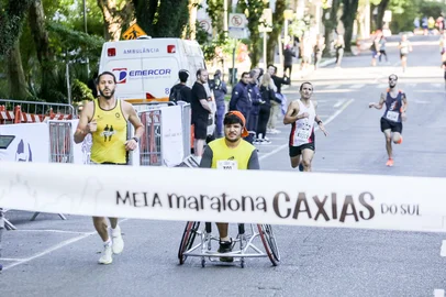 CAXIAS DO SUL, RS, BRASIL, 24/11/2024. Meia Maratona de Caxias do Sul. (Neimar De Cesero/Agência RBS)Indexador: Neimar De Cesero<!-- NICAID(15920528) -->