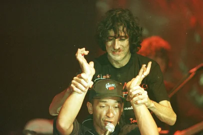 Show de Charly Garcia no Bar  Opinião no dia 13/06/1997, o cantor com o amigo da Banda Paralamas do Sucesso o vocalita Herbert VianaFotógrafo: Luiz Armando VazEnvelope:193340<!-- NICAID(9063999) -->