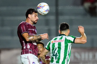 CAXIAS DO SUL, RS, BRASIL, 01/02/2025. Caxias x Juventude, clássico Ca-Ju de número 289. A disputa comemora 90 anos e foi chamada de Clássico da Paz pelos presidentes dos clubes. Jogo é valido pela quarta rodada do Campeonato Gaúcho 2025 (Gauchão SuperBet) e realizado no estádio Centenário. (Porthus Junior/Agência RBS)Indexador: Neimar De Cesero                <!-- NICAID(15967139) -->