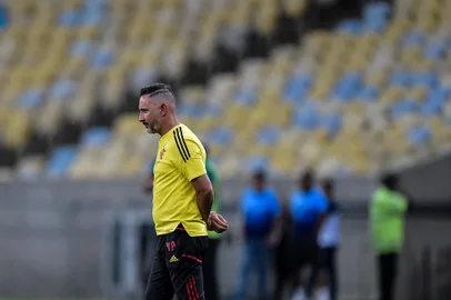 VÍTOR PEREIRA, TÉCNICO DO FLAMENGORJ - VÍTOR PEREIRA, TÉCNICO DO FLAMENGO - ESPORTES - RJ - RIO DE JANEIRO - 10/04/2023 - VÍTOR PEREIRA, TÉCNICO DO FLAMENGO - Vítor Pereira, técnico do Flamengo, em jogos de sua equipe, em 2023 11/04/2023 - Foto: THIAGO RIBEIRO/AGIF - AGÊNCIA DE FOTOGRAFIA/AGIF - AGÊNCIA DE FOTOGRAFIA/ESTADÃO CONTEÚDOEditoria: ESPORTESLocal: RIO DE JANEIROIndexador: THIAGO RIBEIROFotógrafo: AGIF - AGÊNCIA DE FOTOGRAFIA<!-- NICAID(15399465) -->