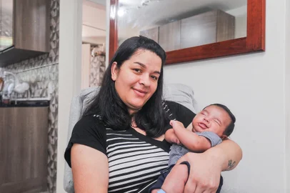CAXIAS DO SUL, RS, BRASIL, 31/01/2023. Laisa e o filho dela Sergio Augusto. Ela teve uma gravidez de risco e foi atendida no ambulatório de gestação de alto risco, serviço da prefeitura que completa um ano na quarta-feira. (Neimar De Cesero/Agencia RBS)<!-- NICAID(15335819) -->