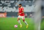 Com Liziero e Taison suspensos, Inter tem dúvida no ataque para encarar Coritiba