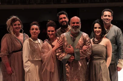 Ensaio da opereta (ópera) O Morcego, de Johann Strauss II. Montagem da Ospa, com direção musical de Evandro Matté e direção cênica e adaptação de Flávio Leite.Na foto: Helena Koonings (soprano), Denise de Freitas (mezzo-soprano), Gabriella Pace (soprano), Fellipe Oliveira (baixo-barítono), Saulo Javan (baixo), Thayana Roverso e Daniel Germano (baixo-barítono)<!-- NICAID(15241344) -->