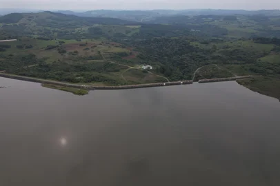 CAXIAS DO SUL, RS, BRASIL, 23/10/2023. Lugares que só a gente entra - Servidor do Samae há 30 anos, o engenheiro Gerson Panarotto acompanhou a reportagem em uma visita às galerias internas da Barragem do Marrecas, onde se faz o monitoramento constante da barragem. Case de reportagem para a série Olho Mágico, na qual mostramos aos leitores lugares de acesso restrito em Caxias. Fotos aéreas da barragem. (Porthus Junior/Agência RBS)<!-- NICAID(15580006) -->