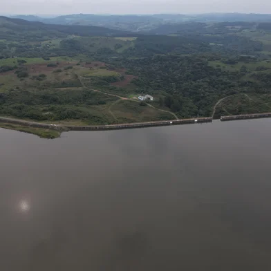 CAXIAS DO SUL, RS, BRASIL, 23/10/2023. Lugares que só a gente entra - Servidor do Samae há 30 anos, o engenheiro Gerson Panarotto acompanhou a reportagem em uma visita às galerias internas da Barragem do Marrecas, onde se faz o monitoramento constante da barragem. Case de reportagem para a série Olho Mágico, na qual mostramos aos leitores lugares de acesso restrito em Caxias. Fotos aéreas da barragem. (Porthus Junior/Agência RBS)<!-- NICAID(15580006) -->