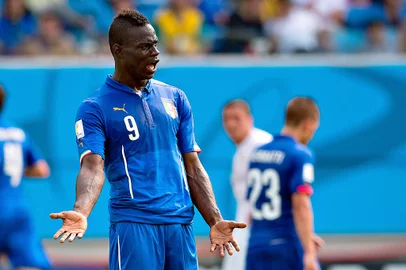 Balotelli durante ItÃ¡lia X Uruguai***EMBARGADA PARA ARGENTINA, CHILE E MÃXICO*** NATAL, RN, 24.06.2014: ITÃLIA-URUGUAI - Mario Balotelli durante jogo entre ItÃ¡lia X Uruguai na Arena das Dunas, em Natal, nesta terÃ§a-feira (24). A partida Ã© vÃ¡lida pela Ãºltima rodada do grupo D da Copa do Mundo e o vencedor estarÃ¡ classificado para as oitavas de final. (Foto: Roberto Maya/Mexsport/Fotoarena/Folhapress)Local: NATAL ;RIO GRANDE DEL NORTE ;BRASIL<!-- NICAID(10610938) -->