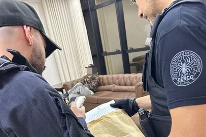 Polícia Civil / Divulgação Um gerente-geral e outro funcionário de uma agência bancária no interior do Rio Grande do Sul são alvos de uma operação da Polícia Civil por suspeita de fraude na manhã desta terça-feira (20). Além dos dois, a esposa do gerente também teve prisão decretada.<!-- NICAID(16207083) -->