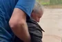 "Se ele saísse, a água levava": neta relata drama de idoso resgatado de carro em Ciríaco