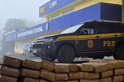 Casal é preso transportando mais de 110kg de maconha em Passo Fundo <!-- NICAID(16069744) -->