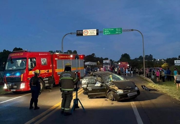 Pai e filha de um m&ecirc;s morrem em acidente na BR-285 em Carazinho