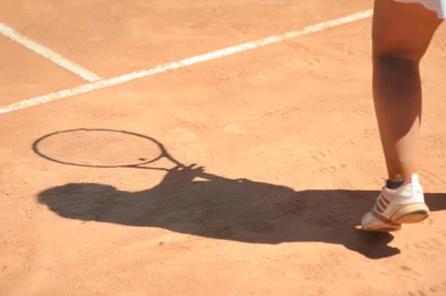 terceiro dia do Santa Maria open Future de Tênis feminino no ATC clube.Na foto - Isabela Robbiani , do Paraguai ( Azul ) jogando contra Suellen Abel , do Brasil ( Amarelo )<!-- NICAID(6141193) -->