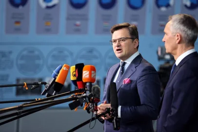 Ukraine's Foreign Minister Dmytro Kuleba (L) and NATO Secretary General Jens Stoltenberg speak to the press as they arrive for a meeting of NATO foreign ministers at NATO headquarters, in Brussels, on April 7, 2022. - Ukraine's Foreign Minister Dmytro Kuleba on April 7, 2022 called on NATO members to provide Kyiv with all the weaponry it needs to fight Russia. "My agenda is very simple. It has only three items on it. Its weapons, weapons, and weapons," Kuleba told journalists ahead of a meeting with NATO foreign ministers in Brussels. (Photo by François WALSCHAERTS / AFP)<!-- NICAID(15062300) -->
