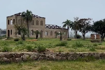 Lívia Monteiro / RBS TV Bagé. 08.09.2026. Após anos de abandono, cidade cenográfica de O Tempo e o Vento começa a ser revitalizada. Imagens de Lívia Monteiro para a RBS TV.<!-- NICAID(16361115) -->