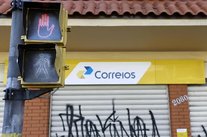 Porto Alegre, RS, Brasil – Agência dos Correios da Avenida Bento Gonçalves, nº 2080, no bairro Partenon, fechada em meio ao processo de reestruturação da estatal. A crise financeira dos Correios tem provocado o fechamento de agências e Centros de Distribuição Domiciliária (CDDs) em diferentes regiões do Rio Grande do Sul.Indexador: jeff botega<!-- NICAID(16300516) -->