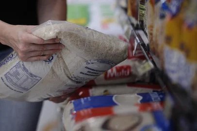 CAXIAS DO SUL, RS, BRASIL, 07/01/2021 - Oleo de soja e arroz foram os produtos das cesta básica quqe mais aumentaram de preço durante a pandemia do novo coronavírus. (Marcelo Casagrande/Agência RBS)<!-- NICAID(14685618) -->