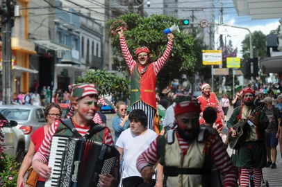 CAXIAS DO SUL, RS, BRASIL, 11/12/2023. Cortejo de Natal nas ruas da área central de Caxias do Sul, com a Cia Espicula. O evento faz parte da programação do Magia dos Encontros, organizado pela Prefeitura Municipal. (Bruno Todeschini/Agência RBS)Indexador: BTK<!-- NICAID(15623110) -->