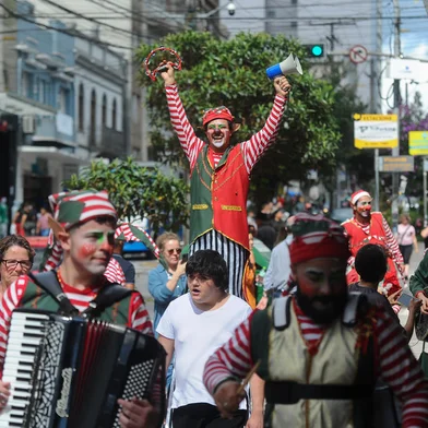 CAXIAS DO SUL, RS, BRASIL, 11/12/2023. Cortejo de Natal nas ruas da área central de Caxias do Sul, com a Cia Espicula. O evento faz parte da programação do Magia dos Encontros, organizado pela Prefeitura Municipal. (Bruno Todeschini/Agência RBS)Indexador: BTK<!-- NICAID(15623110) -->