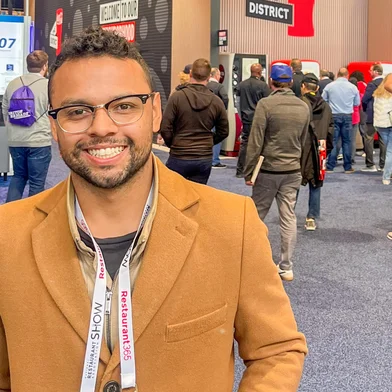 Empresário caxiense Guilherme Ferreira na NRA Show 2025 (National Restaurant Association Show). <!-- NICAID(16058204) -->