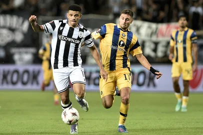 Sakis Mitrolidis / AFP PAOK's Brazilian forward midfielder #11 Taison(L) and Maccabi's Serbian midfielder #17 Kristijan Belic (R) fight for the ball during the UEFA Europa League football match day 1, between PAOK Salonika and Maccabi Tel-Aviv at the Toumba Stadium, in Thessaloniki on September 24, 2025. (Photo by Sakis Mitrolidis / AFP)Editoria: SPOLocal: ThessalonikiIndexador: SAKIS MITROLIDISSecao: soccerFonte: AFPFotógrafo: STR<!-- NICAID(16183678) -->