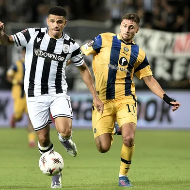 PAOK's Brazilian forward midfielder #11  Taison(L) and Maccabi's Serbian midfielder #17 Kristijan Belic (R) fight for the ball during the UEFA Europa League football match day 1, between PAOK Salonika and Maccabi Tel-Aviv at the Toumba Stadium, in Thessaloniki on September 24, 2025. (Photo by Sakis Mitrolidis / AFP)Editoria: SPOLocal: ThessalonikiIndexador: SAKIS MITROLIDISSecao: soccerFonte: AFPFotógrafo: STR<!-- NICAID(16183678) -->
