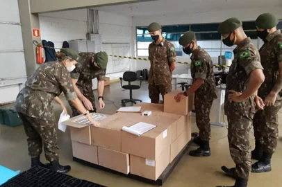 O Exército Brasileiro, a pedido do Governo do Estado, está distribuindo nesta quinta-feira (25/03) uma nova remessa de medicamentos do kit intubação – anestésicos e bloqueadores neuromusculares necessários ao procedimento de intubação em Unidades de Tratamento Intensivo (UTIs), ou mesmo fora de UTIs, como em Unidades de Pronto Atendimento (UPAs). São 45.820 ampolas de morfina, 7.500 ampolas de norepinefrina e 1.875 ampolas de lidocaína a 72 hospitais gaúchos que relataram estoques críticos destes remédios, em um levantamento semanal da Secretaria da Saúde (SES) junto à rede hospitalar. A morfina distribuída será suficiente para cobrir cerca de 40 dias de consumo nos hospitais beneficiados.Foto: Exército Brasileiro/Divulgação<!-- NICAID(14743475) -->