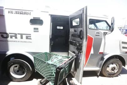 GUAÍBA, RS, BRASIL - 29.12.2021 - Criminosos atacaram um carro-forte em Guaíba, na manhã desta quarta-feira (29), e fugiram levando armas e dinheiro. O crime aconteceu no momento em que o veículo abastecia o caixa eletrônico localizado em um supermercado no bairro Jardim dos Lagos. (Foto: Lauro Alves/Agencia RBS)<!-- NICAID(14978862) -->