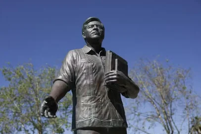 Estátua de Cesar E. Chavez no Parque Memorial Cesar E. Chavez, em San Fernando, Califórnia. Ícone dos direitos civis dos EUA, surgem alegações de abuso sexual contra crianças e mulheres no movimento que liderava — Foto: Patrick T. Fallon / AFP<!-- NICAID(16249814) -->