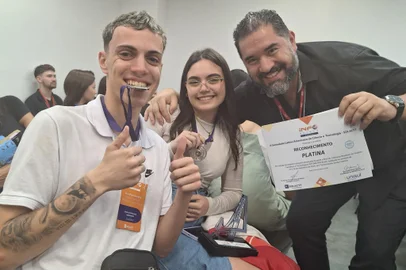 Alunos da Escola Técnica QI conquistam prêmio internacional da Infomatrix com solução ligada à enchente<!-- NICAID(15883388) -->