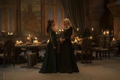 Olivia Cooke como Alicent and Emma D'Arcy como Rhaenyra em House of the Dragon, da HBO.<!-- NICAID(15790591) -->