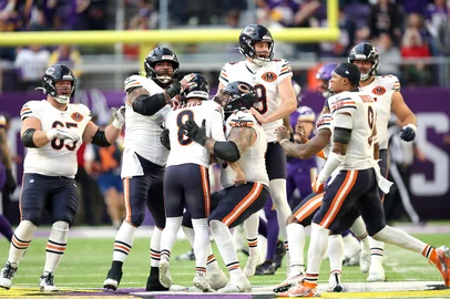 DAVID BERDING / GETTY IMAGES NORTH AMERICA via AFP MINNEAPOLIS, MINNESOTA - NOVEMBER 16: Cairo Santos #8 of the Chicago Bears celebrates with the team after kicking the game-winning field goal to beat the Minnesota Vikings 19-17 at U.S. Bank Stadium on November 16, 2025 in Minneapolis, Minnesota. David Berding/Getty Images/AFP (Photo by David Berding / GETTY IMAGES NORTH AMERICA / Getty Images via AFP)<!-- NICAID(16169337) -->