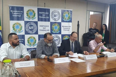 Superintendente Regional do Trabalho, Claudir Nespolo, e representantes do Sindicato dos Motoristas de Transporte Individual por Aplicativo do Rio Grande do Sul (Simtrapli) em coletiva - Foto: Paulo Rocha/Agência RBS<!-- NICAID(15732066) -->