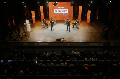 PORTO ALEGRE, RS, BRASIL, 06-08-2026: Debate com os principais candidatos ao governo do Rio Grande do Sul promovido pela Rádio Gaúcha no Teatro da Pucrs. Participam Gabriel Souza (MDB), Juliana Brizola (PDT), Luciano Zucco (PL) e Marcelo Maranata (PSDB). Evento dá início à cobertura oficial do pleito estadual de 2026. Foto: Mateus Bruxel/Grupo RBSIndexador: MATEUS BRUXEL<!-- NICAID(16341108) -->