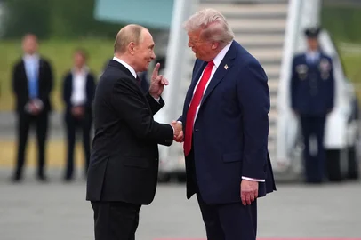 ANCHORAGE, ALASKA - AUGUST 15: U.S. President Donald Trump (R) greets Russian President Vladimir Putin as he arrives at Joint Base Elmendorf-Richardson on August 15, 2025 in Anchorage, Alaska. The two leaders are meeting for peace talks aimed at ending the war in Ukraine.   Andrew Harnik/Getty Images/AFP (Photo by Andrew Harnik / GETTY IMAGES NORTH AMERICA / Getty Images via AFP)<!-- NICAID(16102761) -->