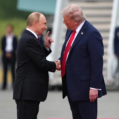 ANCHORAGE, ALASKA - AUGUST 15: U.S. President Donald Trump (R) greets Russian President Vladimir Putin as he arrives at Joint Base Elmendorf-Richardson on August 15, 2025 in Anchorage, Alaska. The two leaders are meeting for peace talks aimed at ending the war in Ukraine.   Andrew Harnik/Getty Images/AFP (Photo by Andrew Harnik / GETTY IMAGES NORTH AMERICA / Getty Images via AFP)<!-- NICAID(16102761) -->