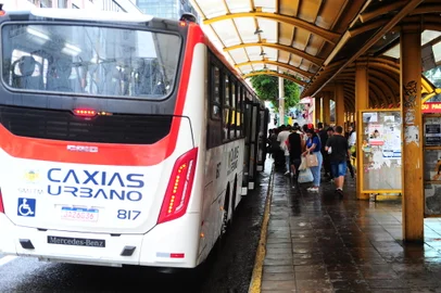 CAXIAS DO SUL, RS, BRASIL, 20/12/2022. Usuários do transporte coletivo de Caxias devem ficar atentos às mudanças nas grades de horário que ocorrem a partir de hoje. Segundo a Secretaria Municipal de Trânsito, Transportes e Mobilidade (SMTTM), a alteração, com reduções que variam entre 5% e 30%, seguirá valendo até 20 de fevereiro de 2023 em função da queda na demanda de passageiros durante as férias escolares. (Porthus Junior/Agência RBS)<!-- NICAID(15300862) -->