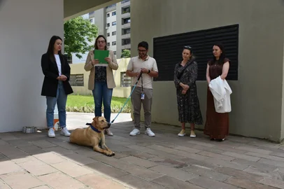 A prefeitura de Veranópolis ganhou um novo "servidor", que foi nomeado nesta quinta-feira como como "chefe da vigilância", em um ato informal às 9h30 com a presença do vice-prefeito João Guilherme Mazetto. Da E para a D: Bruna Pessin, Secretária de Infraestrutura Urbana, Karolina Guzzo de Lacerda (assistente administrativa), João Guilherme Mazetto (vice-prefeito), Ingrid Schuller e Araceli Duz da ONG Instinto Coruja<!-- NICAID(16166505) -->