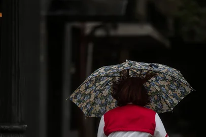 PORTO ALEGRE, RS, BRASIL, 09-12-2025: CLIMA. Chuva e rajadas de vento por influência de ciclone extratropical que passa pelo estado em direção ao Oceano Atlântico. O fenômeno tem características e dimensão incomuns para o período no Rio Grande do Sul. Foto: Jonathan Heckler/Agência RBS<!-- NICAID(16183266) -->
