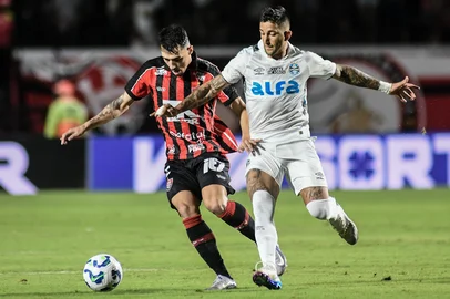 VITÓRIA X GRÊMIOBA - VITORIA/GREMIO - ESPORTES - Partida entre Vitória x Grêmio válida pela sexta rodada do Campeonato Brasileiro 2025 realizada no Estádio Manoel Barradas em Salvador/BA na noite deste domingo (27). 27/04/2025 - Foto: FELIPE ALVES/FOTOARENA/FOTOARENA/ESTADÃO CONTEÚDOEditoria: ESPORTESLocal: SALVADORIndexador: FELIPE ALVESFonte: 2728646Fotógrafo: FOTOARENA<!-- NICAID(16025492) -->