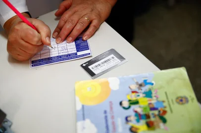 Porto Alegre, RS, Brasil, 12/06/2023 - Ação do Rolê da Vacina, organizado pela prefeitura de POA, e que leva vacina em escolas. Aplicação de vacinas na EMEF Lindovino Canton, na Restinga. - Foto: Jonathan Heckler/Agência RBS<!-- NICAID(15453943) -->