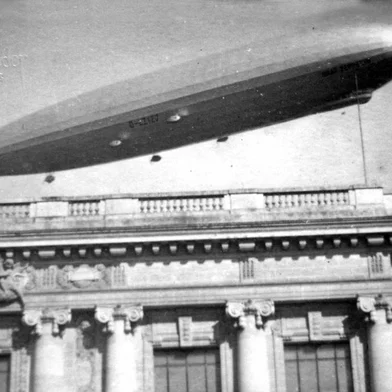 Dirigível alemão Graf Zeppelin  no céu  de Porto Alegre sobre o Palácio Piratini no dia 29 de junho de 1934.Foto: Eduardo Hirtz/Acervo Rejane Hirtz Trein<!-- NICAID(9479149) -->