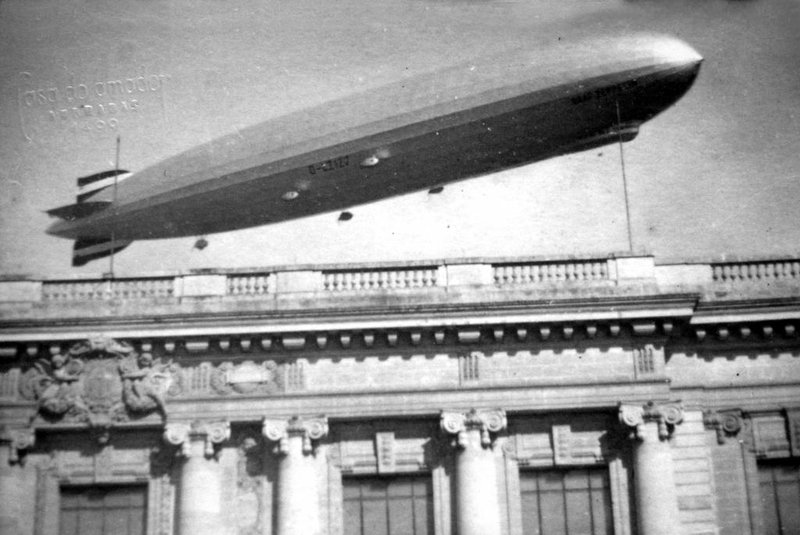Dirigível alemão Graf Zeppelin  no céu  de Porto Alegre sobre o Palácio Piratini no dia 29 de junho de 1934.Foto: Eduardo Hirtz/Acervo Rejane Hirtz Trein<!-- NICAID(9479149) -->