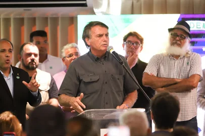 Jair Bolsonaro participa de evento em hotel de RecifePE - ELEIÇÕES 2022/BOLSONARO/RECIFE - POLÍTICA - O presidente e candidato à reeleição, Jair Bolsonaro (PL), participa de um encontro com lideranças evangélicas no   hotel Transamérica Beach Class, no bairro do Pina, na zona sul do Recife (PE), nesta quinta-feira, 13 de outubro de   2022.   13/02/2022 - Foto: WESLEY D ALMEIDA/ONZEX PRESS E IMAGENS/ESTADÃO CONTEÚDOEditoria: POLÍTICALocal: RECIFEIndexador: WESLEY D ALMEIDAFonte: Onzex Press e ImagensFotógrafo: ONZEX PRESS E IMAGENS<!-- NICAID(15235304) -->