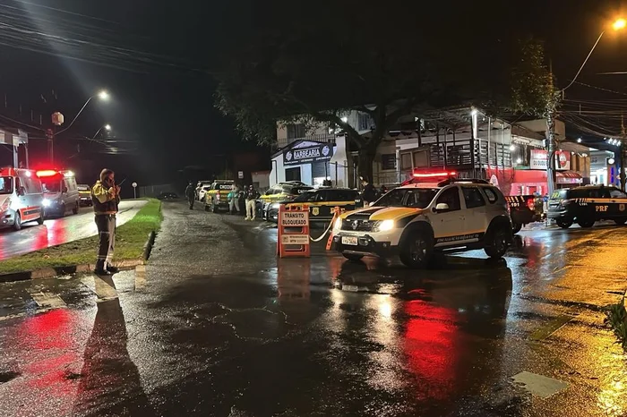 Fluxo de veículos na Avenida Salgado Filho foi bloqueado. Ambulâncias e viaturas de forças policiais estão no local atendendo a ocorrência. 