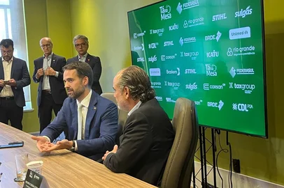 Governador Eduardo Leite ao lado do presidente  da Federasul, Rodrigo Sousa Costa, em edição do Tá na Mesa.
