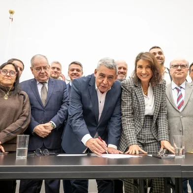 Presidência - Presidente Comandante Nádia recebe en mãos o projeto de Lei Orçamentária do prefeito Sebastião Melo. (Foto: Elson Sempé Pedroso/CMPA- Uso público, resguardado o crédito obrigatório)