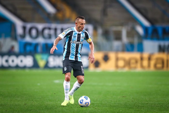 São Paulo e rival paulista disputam a contratação do lateral Rafinha, afirma portal