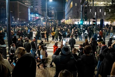 Centenas de Holandeses foram às ruas de Roterdã protestar contra o endurecimentos das medidas anticovid