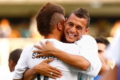 Neymar e Alan Patrick juntos em amistoso na Vila Belmiro