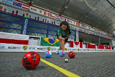 GARIBALDI, RS, BRASIL, 07/10/2026. Preparativos para o Campeonato Mundial de Bocha 2026, que será realizado de 12 a 17 de outubro, na Associação dos Motoristas de Garibaldi (AMG). O Mundial irá reunir 25 países dos cinco continentes. Na foto, Ana Caroline Martins, jogadora da Seleção Brasileira de bocha. (Porthus Junior/Grupo RBS)Indexador: Porthus Junior<!-- NICAID(16382604) -->